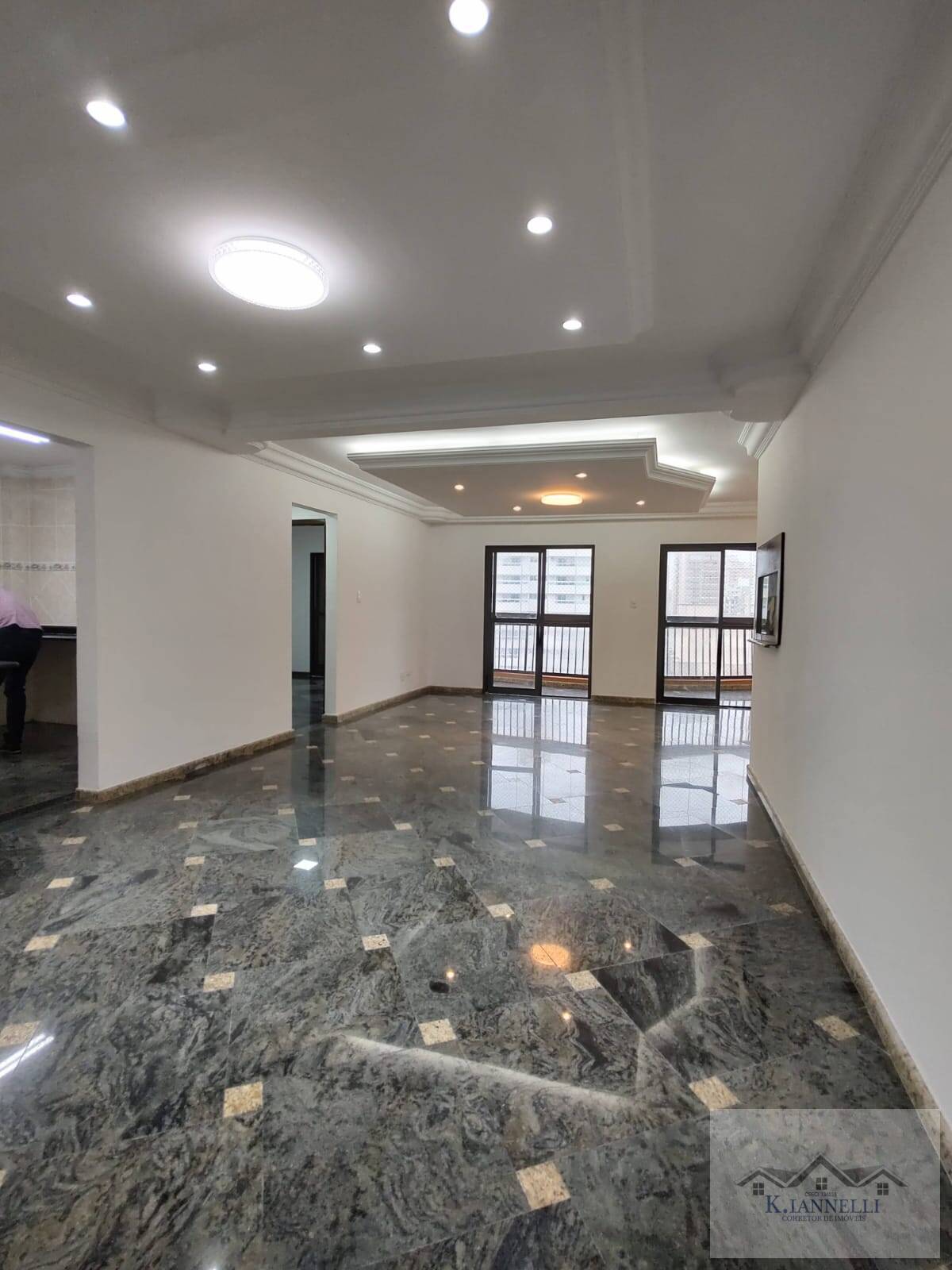 Ótimo Apartamento com 5 Dormitórios com Linda Vista para a Praia