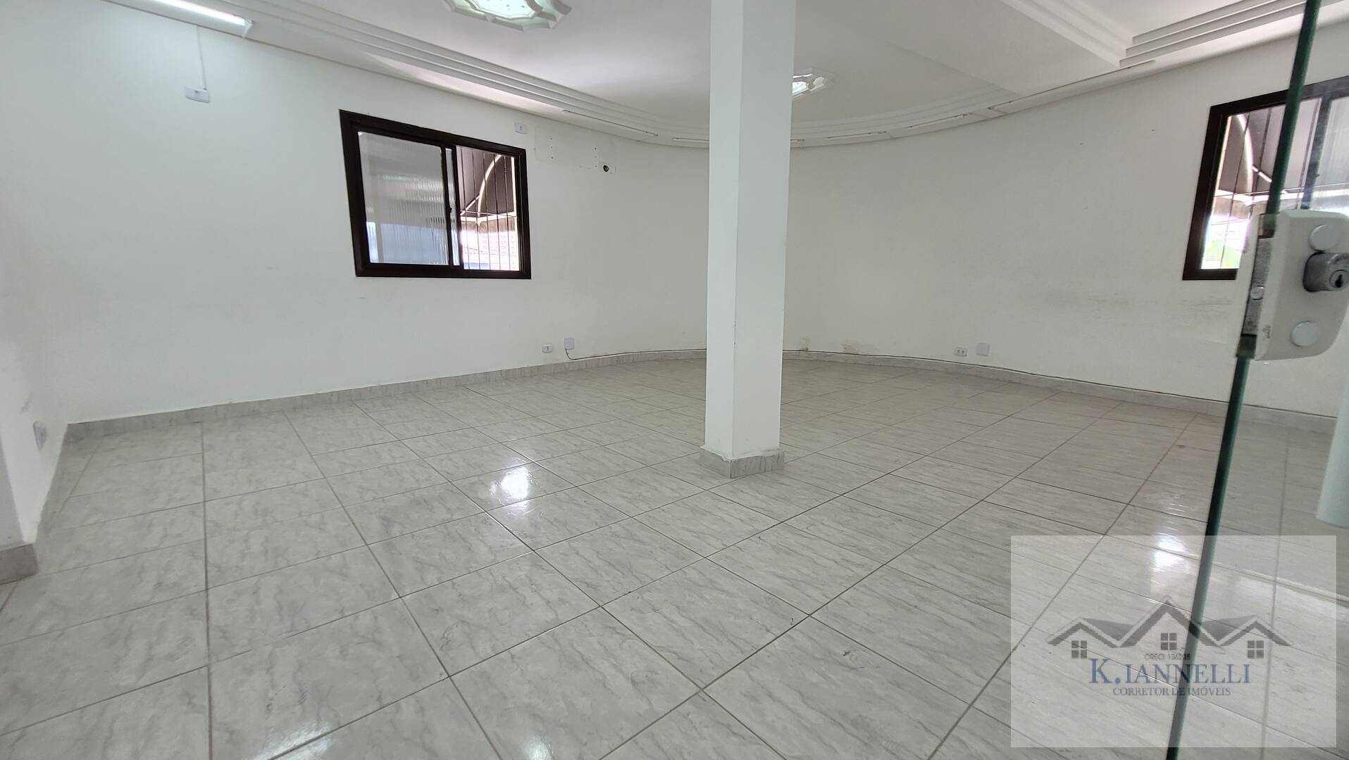 Aluga-se Sala Comercial Muito Bem Localizada no Boqueirão - Praia Grande