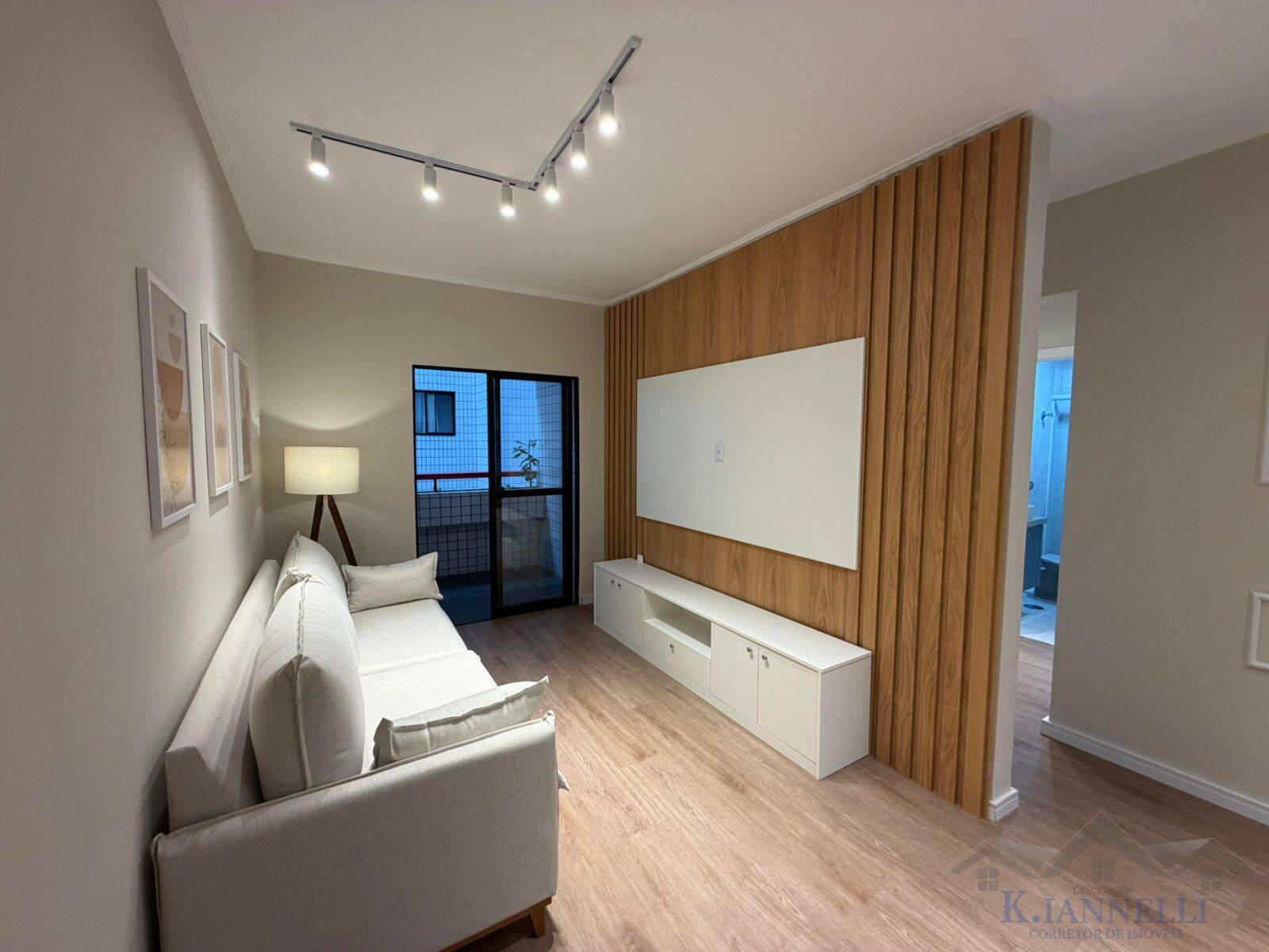 Apartamento 02 Dormitórios Sacada Elevadores 400m praia - R$ 490.000